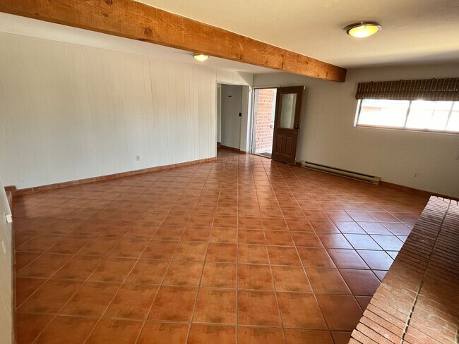 Foto del edificio - East- 3 bedroom/ 2 bathroom home with sparkling pool!