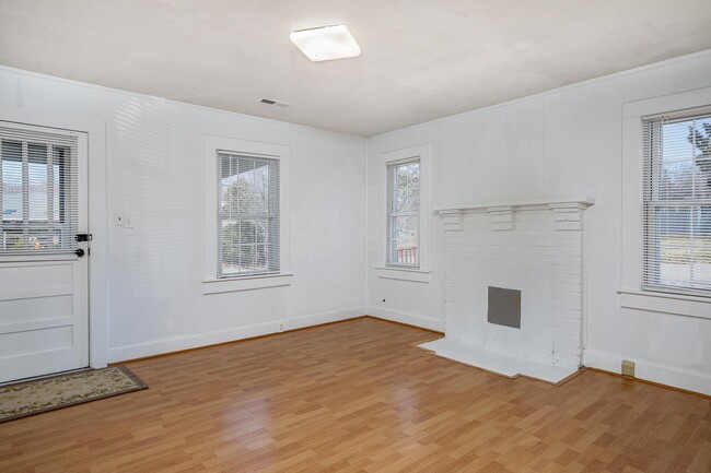 Building Photo - Adorable East Asheville House