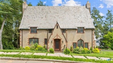 Building Photo - 6 W Hill Dr