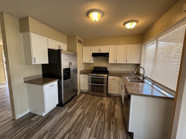 Building Photo - Remodeled Peoria 3br