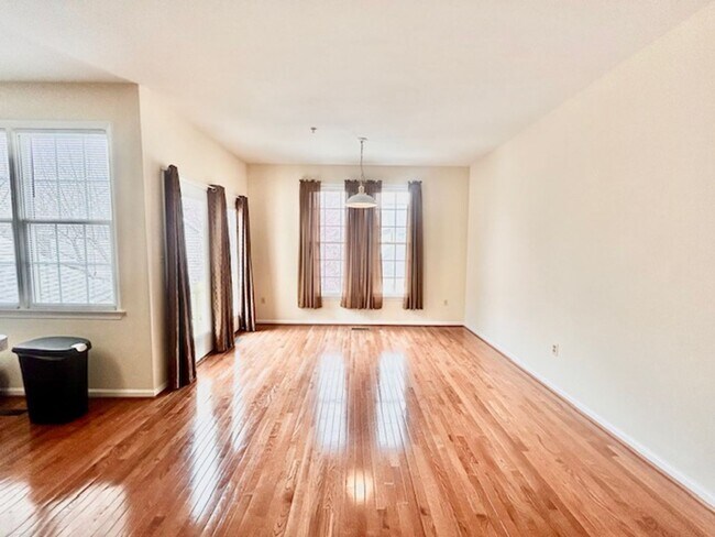 Building Photo - Welcome to this beautiful townhome!