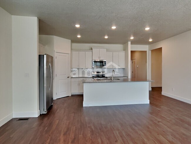 Building Photo - 10076 W Raleigh St