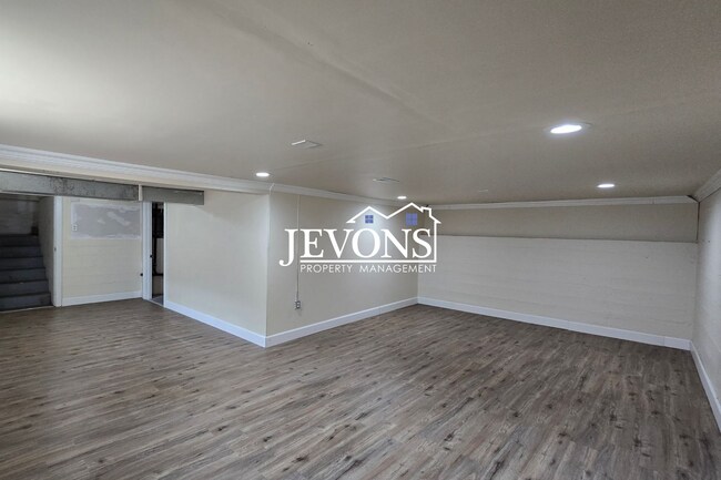 Foto del edificio - 419 W 3rd St