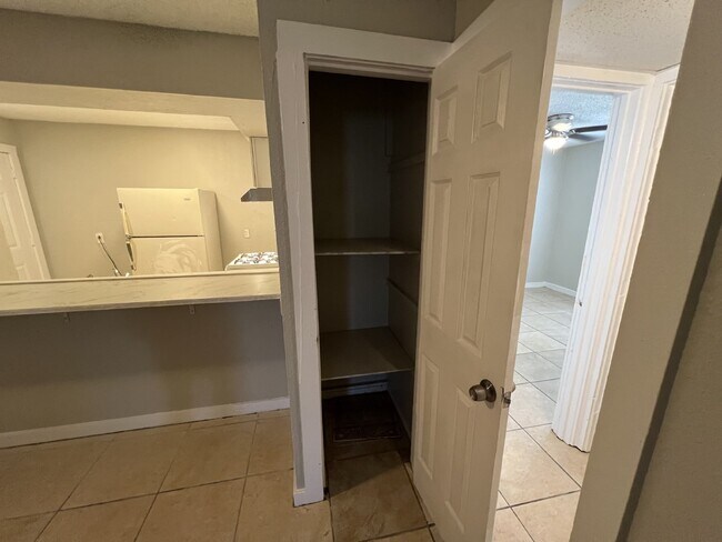 Foto del edificio - 3 bedroom/1 bathroom close to I10 and I35