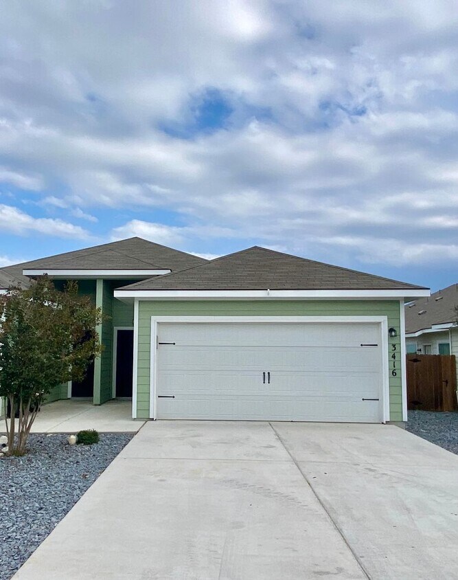 Foto principal - Luxury Duplex in Seguin!