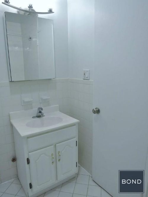 Building Photo - 429 E 83rd St