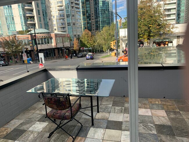 Grande terrasse donnant sur la rue Robson. - 208-1270 Robson St