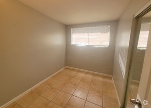 Building Photo - 210 S Alandale Pl