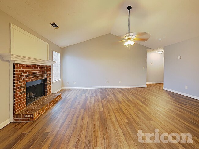 Foto del edificio - 705 Claven Ct