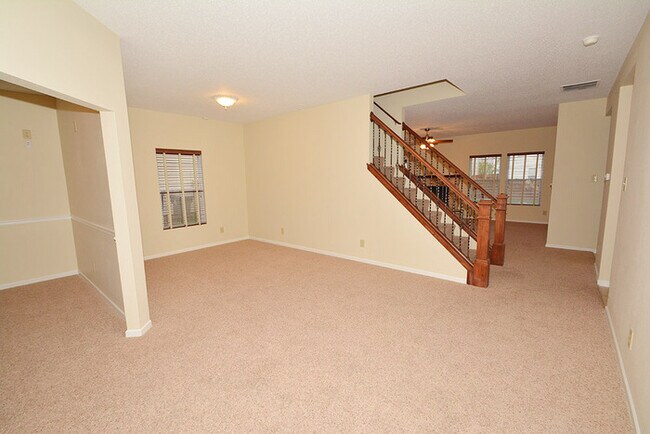 Building Photo - 4 bed 2.5 bath in Noblesville!