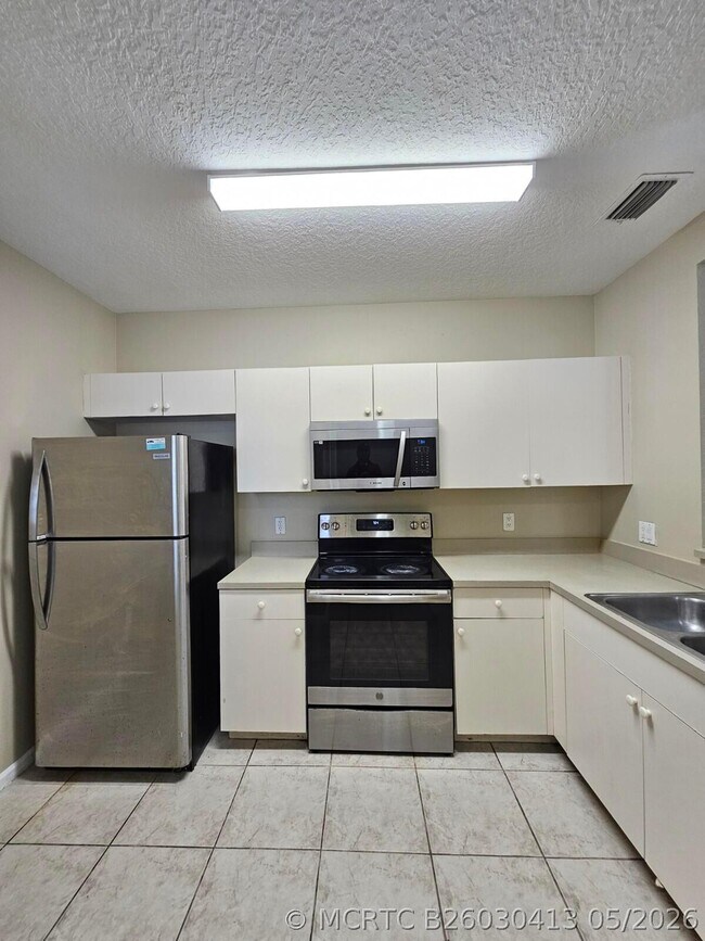 Foto del edificio - 1063 Golden Lakes Blvd