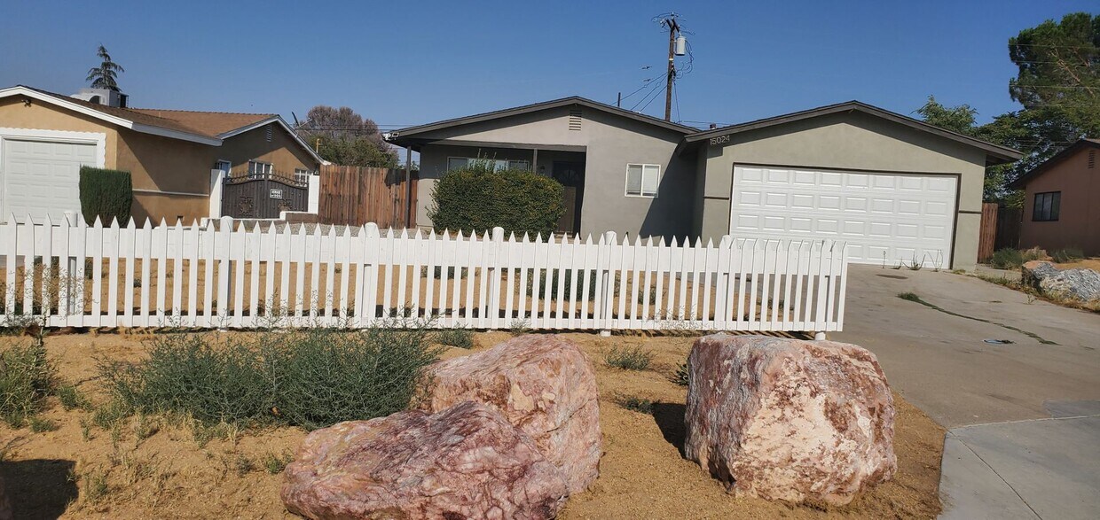 Foto principal - 4 Bedrooms, 2 Baths, Victorville Home in T...