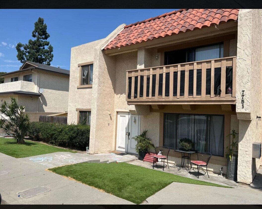 7751 Newman Ave Unit 2, Huntington Beach, CA 92647 Apartments in