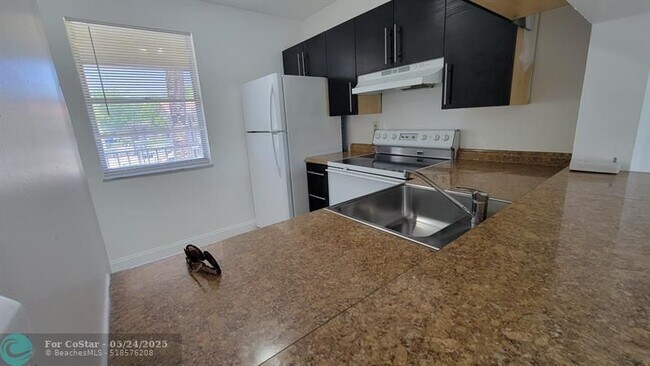 Foto del edificio - 3798 N University Dr