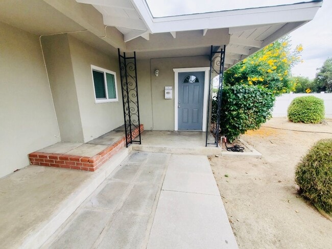 Building Photo - 24399 University Ave