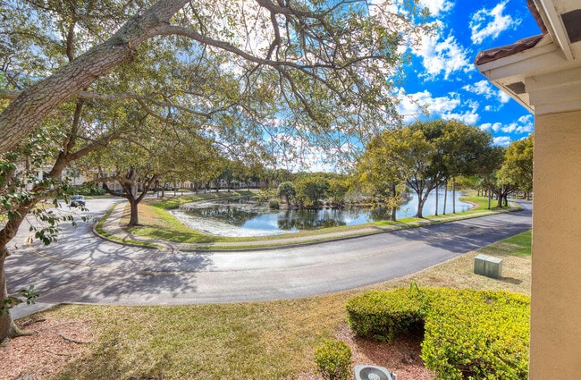 Foto del edificio - 2400 Centergate Dr