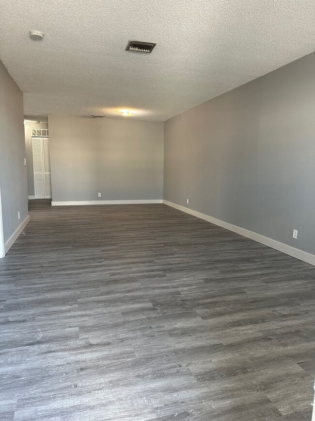 Photo - 401-407 NW 2nd St Hallandale Apartment