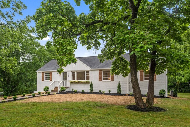 Foto del edificio - Beautifully Updated 4BR 2BA Home in Madiso...