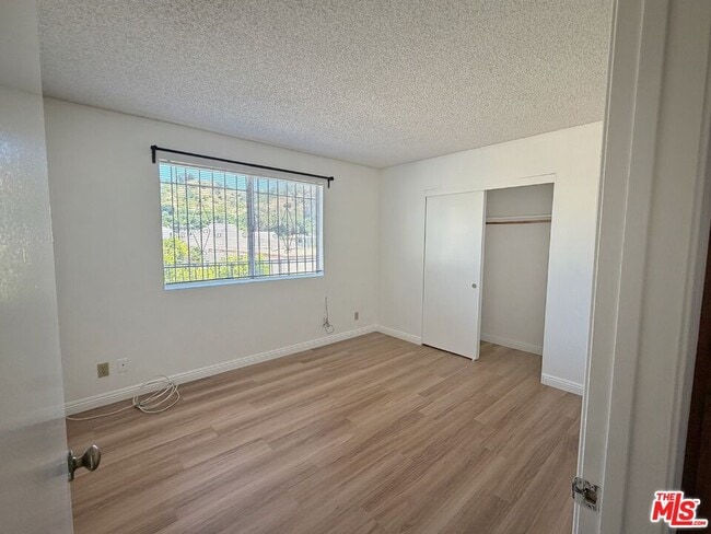 Building Photo - 207 E Ave 39