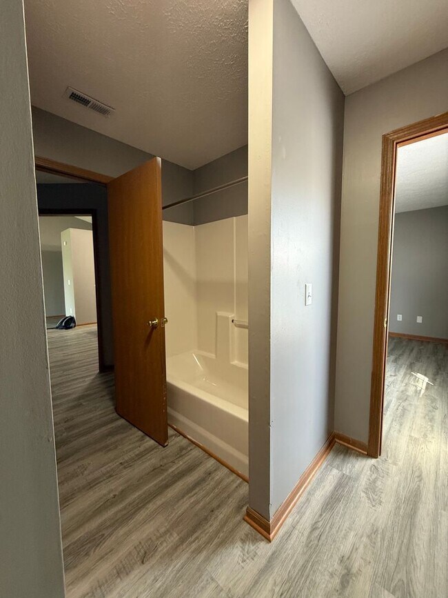 Foto del edificio - 2 bedroom, 2 full Bath, 2 car attached garage, West Lafayette duplex.