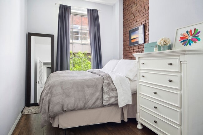 Foto del edificio - 318 W 15th St