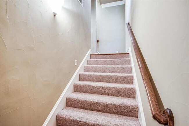 Building Photo - 3 bedroom in Irving TX 75063