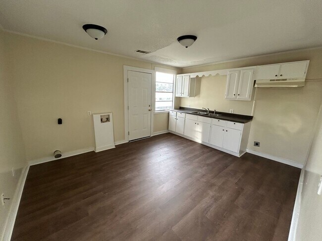 Foto del edificio - 3 Bedroom and 1 bath Central air and heat