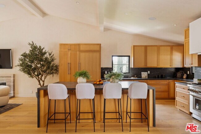 Building Photo - 8628 Edwin Dr