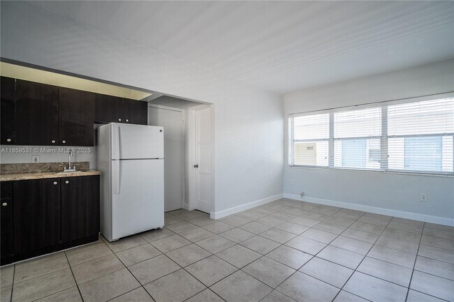 Foto del edificio - 8315 Byron Ave