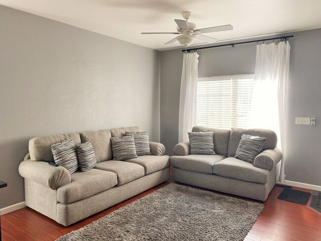 Building Photo - Like New 2 Bedroom Townhome In Louisiana P...