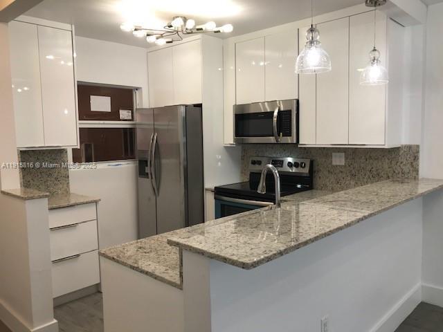 Foto del edificio - 120 Royal Palm Rd