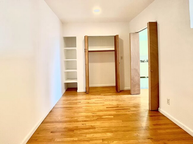 Building Photo - Large Junior 1BR, recently renovated