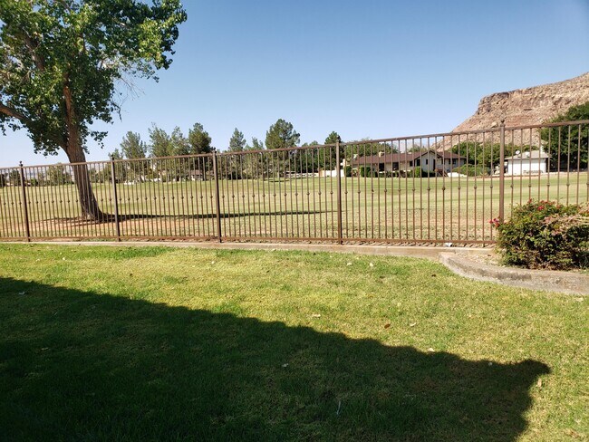 Foto del edificio - 1220 Yucca Cir