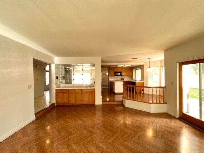 Foto del edificio - Huge 2 Story 5 Bedroom 3 Car Garage Home w...