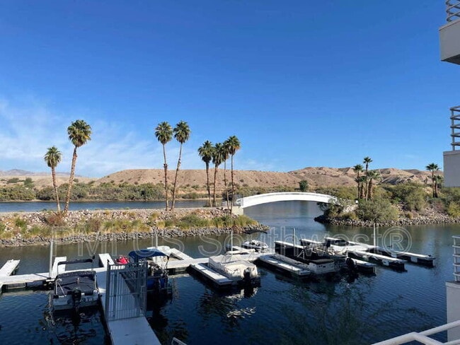 Building Photo - 1800 Club House Dr