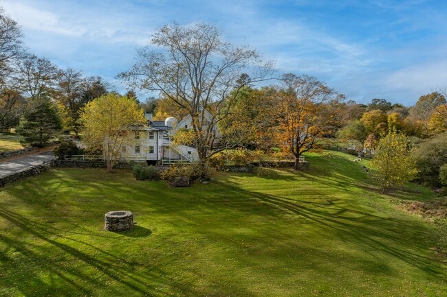 Foto del edificio - 45 Burying Hill Rd