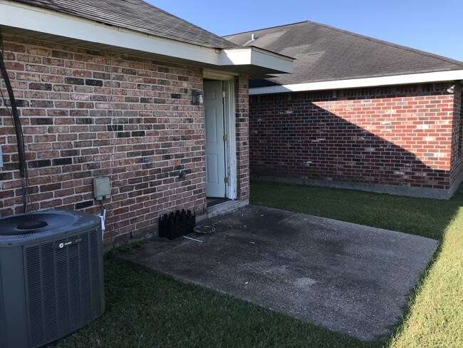 Patio trasero exterior - 214C Gloria St