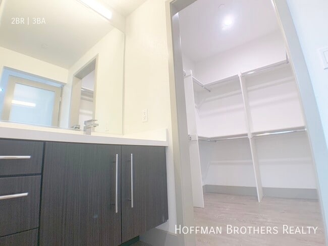 Building Photo - 115 S St Andrews Pl