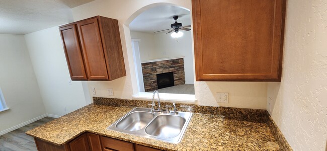 Vista a la sala de estar desde la cocina - Mountain View Duplexes, Ponderay, LLC