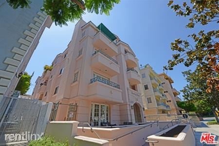 Building Photo - 2015 S Beverly Glen Blvd