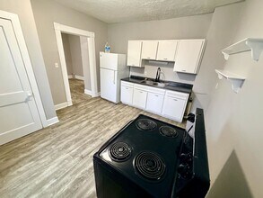 Building Photo - 511 S Broadway St