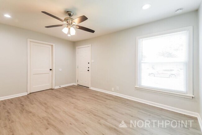 Building Photo - 2118 Norwood Dr