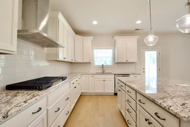 Foto del edificio - Brand New Hugston Home Near Lee Scott Acad...
