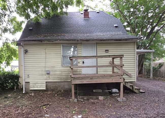 Building Photo - 3 Bedroom, 1 Bath home on North National for $950!