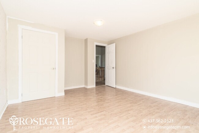 Photo du bâtiment - Pet-Friendly 4-Bedroom + Den Detached Home with 2 Parking Spaces – Scarborough
