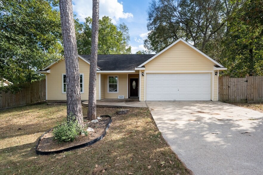 Foto principal - 10636 Royal Adrian Dr