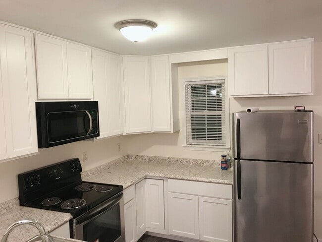Building Photo - Move-In Ready 3BR 2.5bathroomTownhome – Yard  *OPEN HOUSE July 5, 26 1PM-2PM *