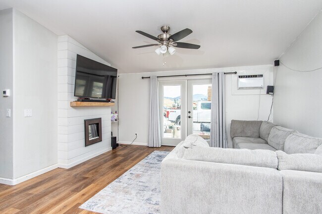 Foto del edificio - 3459 E Woodland Rd