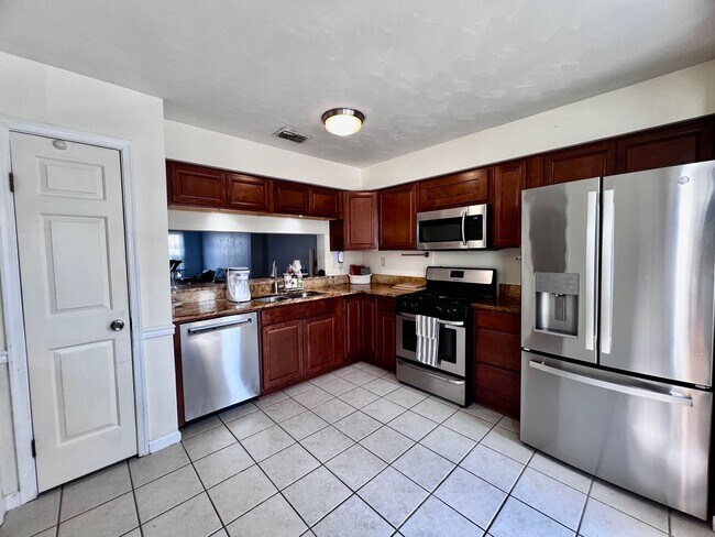 Foto del edificio - Come see this gorgeous townhouse in the desirable Ocean Lakes community!