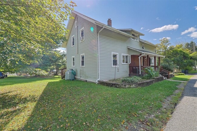 Building Photo - 18 Maples Ln
